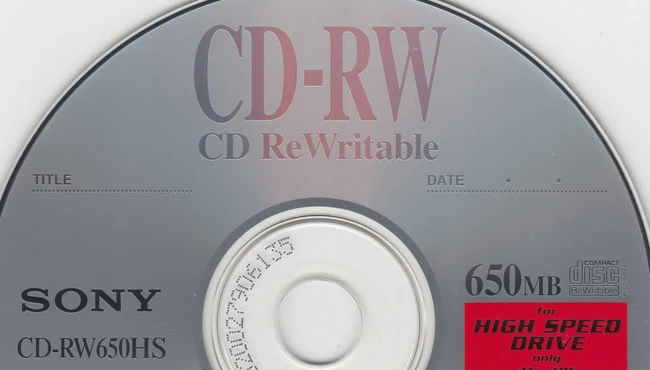 CD-R ve CD-RW optik disk sürücüsü...