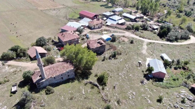 Tarihi cami ilgisizlikten harabeye döndü
