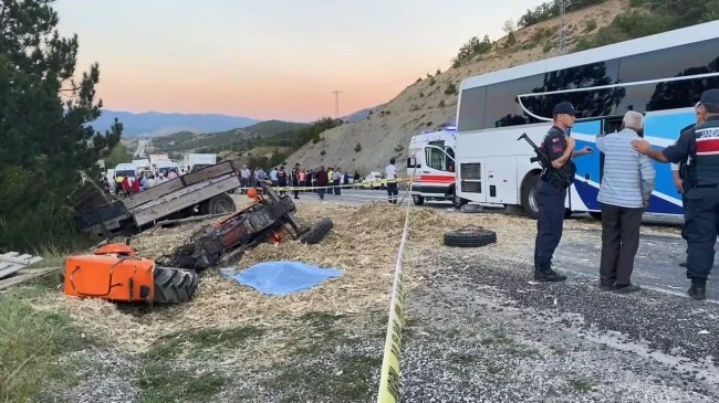 Yolcu otobüsü ile traktörün çarpıştığı kazada ölü sayısı 2
