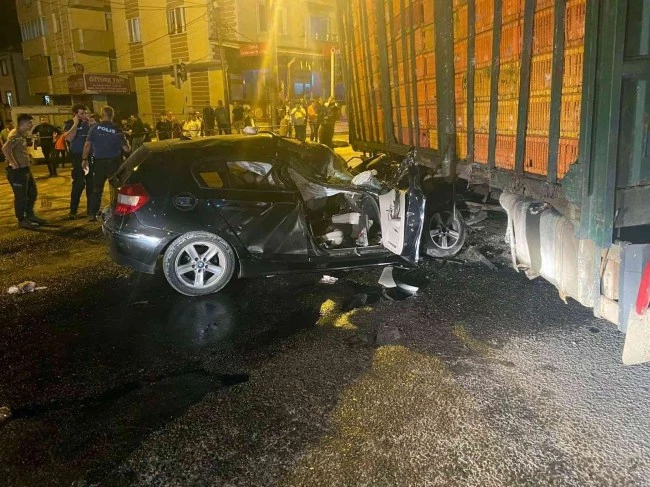 Otomobil, kamyona ok gibi saplandı: 1 ölü, 1 yaralı
