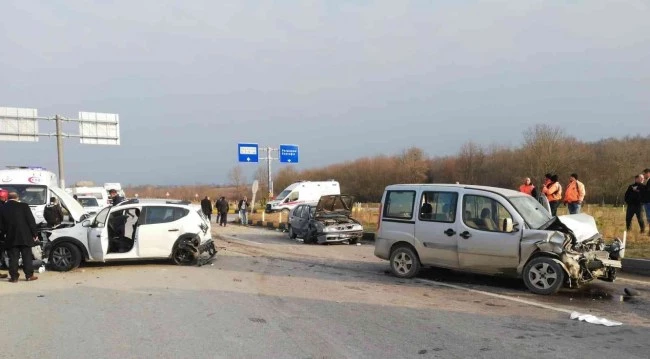 Aniden yola çıkınca zincirleme kazaya neden oldu: 6 yaralı
