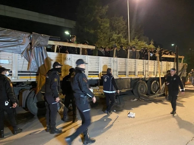Dorseyi açan polis şoke oldu, 150 düzensiz göçmen çıktı
